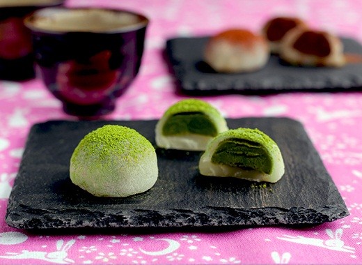 Bánh mochi trà xanh với nhân trà xanh và bột trà xanh phủ trên.